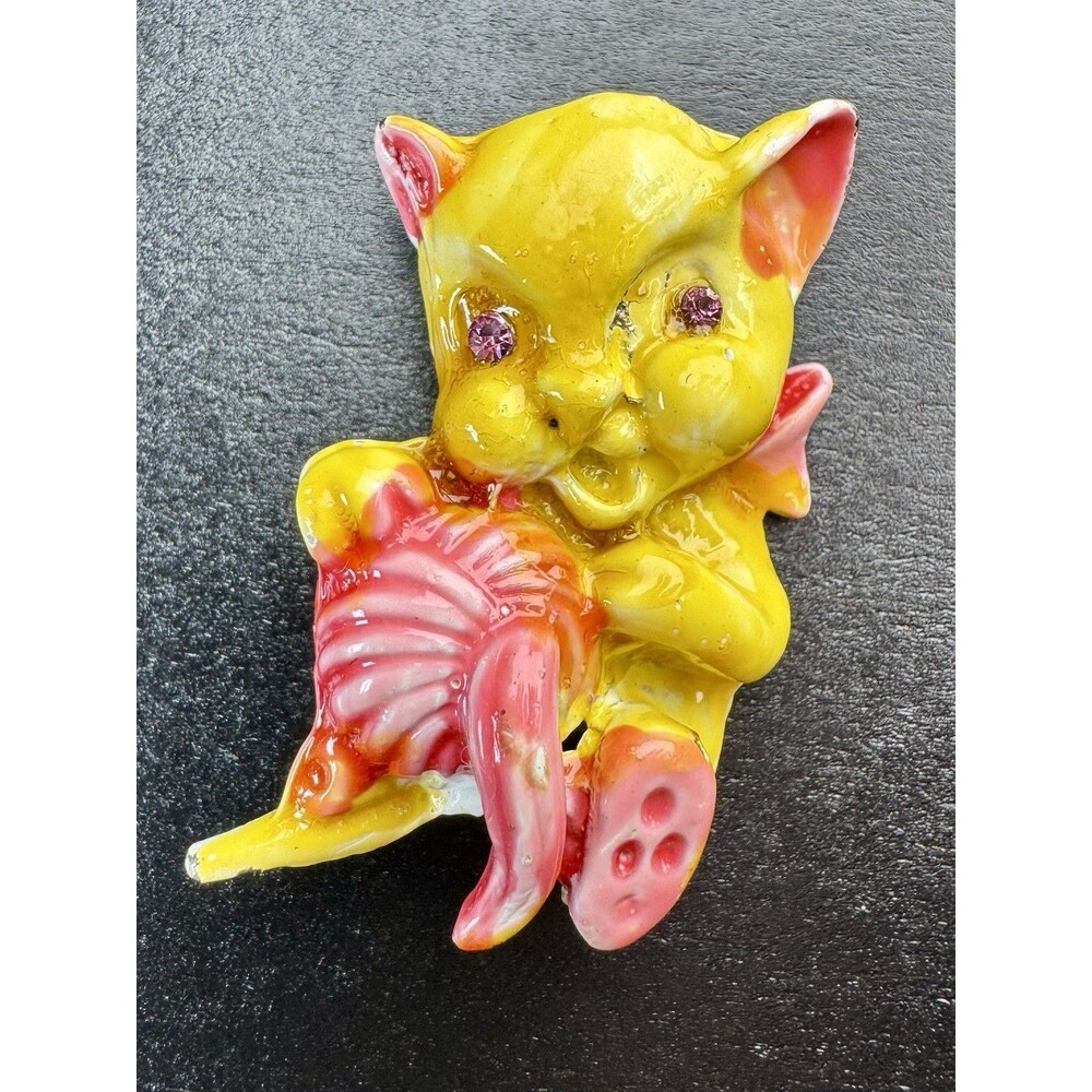 Vintage Enamel Cat Brooch Yellow Pink Rhinestone Eyes Yarn Ball 1.5” Unique MCM